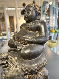 Een Thaise bronzen Boeddha met sporen van vergulding, 19e eeuw