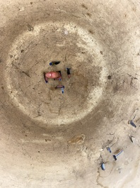 Paire de tabourets en porcelaine de Chine &agrave; d&eacute;cor en engobe blanche sur fond bleu, 19&egrave;me