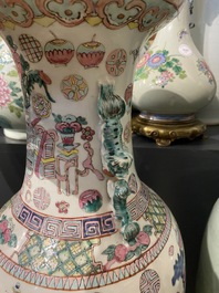 Twee Chinese famille rose vazen met antiquiteiten, 19e eeuw