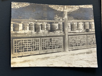 40 photos carr&eacute;es illustrant la premi&egrave;re exp&eacute;dition belge au Tibet, vers 1908