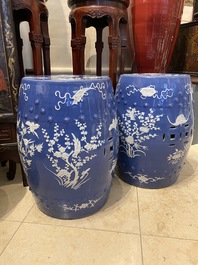 Paire de tabourets en porcelaine de Chine &agrave; d&eacute;cor en engobe blanche sur fond bleu, 19&egrave;me