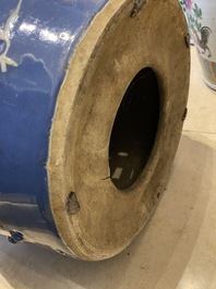 Paire de tabourets en porcelaine de Chine &agrave; d&eacute;cor en engobe blanche sur fond bleu, 19&egrave;me