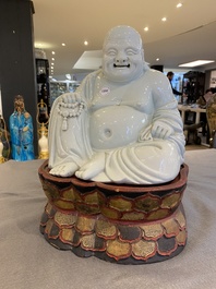 Bouddha en porcelaine blanc de Chine sur socle en forme de lotus en bois dor&eacute; et laqu&eacute;, Qianlong/Jiaqing