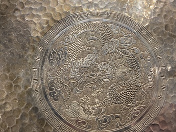 Een Chinese zilveren beker met monogram en een octagonale schotel op drie pootjes, 19/20e eeuw