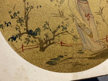 Navolger van Zhang Daqian 張大千 (1898-1983): 'Schone in een tuin', inkt en kleur op verguld papier