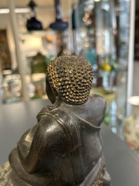 Een Thaise bronzen Boeddha met sporen van vergulding, 19e eeuw