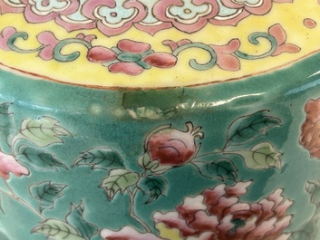 Grande th&eacute;i&egrave;re couverte en porcelaine de Chine famille rose pour le march&eacute; Straits ou Peranakan, 19&egrave;me