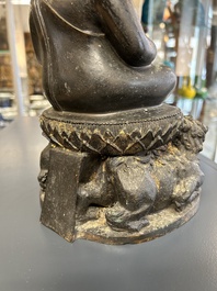 Een Thaise bronzen Boeddha met sporen van vergulding, 19e eeuw