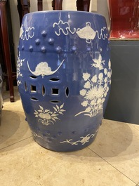 Paire de tabourets en porcelaine de Chine &agrave; d&eacute;cor en engobe blanche sur fond bleu, 19&egrave;me