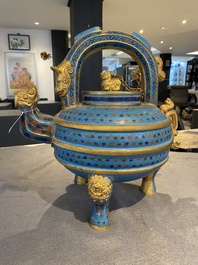 Een grote Chinese driepotige cloisonn&eacute; wijnkan met deksel, 19/20e eeuw