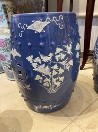 Paire de tabourets en porcelaine de Chine &agrave; d&eacute;cor en engobe blanche sur fond bleu, 19&egrave;me