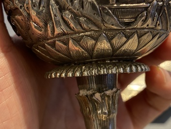 Een Chinese zilveren beker met monogram en een octagonale schotel op drie pootjes, 19/20e eeuw