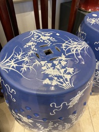 Paire de tabourets en porcelaine de Chine &agrave; d&eacute;cor en engobe blanche sur fond bleu, 19&egrave;me