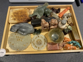 20 Chinese snijwerken in jade, koraal, zeepsteen en andere gesteenten, 19/20e eeuw