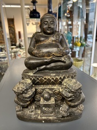 Een Thaise bronzen Boeddha met sporen van vergulding, 19e eeuw