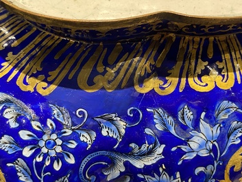 Een Chinese Canton email jardini&egrave;re en een dekselkom op onderschotel met blauwe fondkleur, Qianlong/Jiaqing
