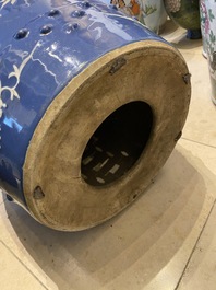 Paire de tabourets en porcelaine de Chine &agrave; d&eacute;cor en engobe blanche sur fond bleu, 19&egrave;me