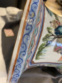 Deux vases en porcelaine de Chine famille rose, 19&egrave;me
