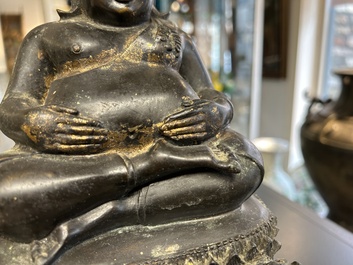 Een Thaise bronzen Boeddha met sporen van vergulding, 19e eeuw