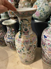 Deux vases en porcelaine de Chine famille rose &agrave; d&eacute;cor d'antiquit&eacute;s, 19&egrave;me