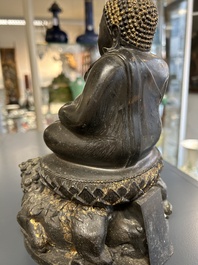 Een Thaise bronzen Boeddha met sporen van vergulding, 19e eeuw