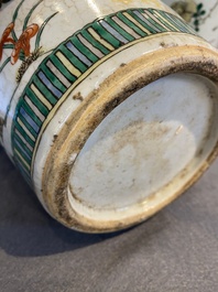 Paire de vases en porcelaine de Chine famille verte &agrave; fond craquel&eacute;, 19&egrave;me
