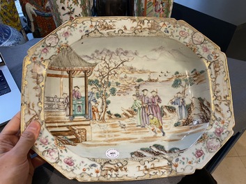 Plat de forme octagonale en porcelaine de Chine famille rose &agrave; sujet mandarin et une paire de vases en porcelaine de Canton, Qianlong et 19&egrave;me