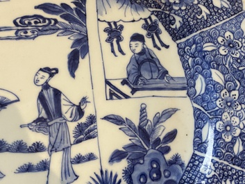 Paire de plats en porcelaine de Chine en bleu et blanc &agrave; d&eacute;cor d'une sc&egrave;ne du 'Xi Xiang Ji', Qianlong