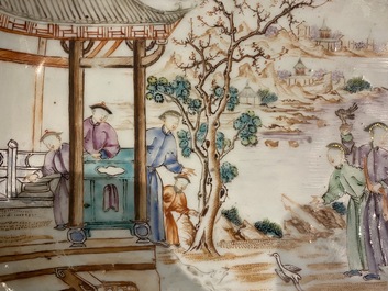 Een Chinese octagonale schotel met mandarijns decor en een paar Canton famille rose vazen met monturen, Qianlong en 19e eeuw