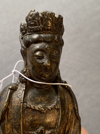 Een Sino-Tibetaanse gelakte en vergulde bronzen Boeddha, late Ming of vroege Qing