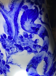 Exceptionnel grand vase en porcelaine Arita de Japon en bleu et blanc &agrave; d&eacute;cor de tigres, Meiji, 19&egrave;me