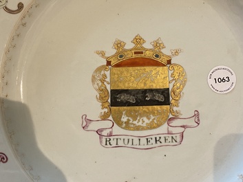 Plat armori&eacute; en porcelaine de Chine famille rose pour le march&eacute; hollandais aux armes de 'Tulleken', Qianlong