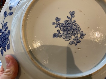 Paire de plats en porcelaine de Chine en bleu et blanc &agrave; d&eacute;cor d'une sc&egrave;ne du 'Xi Xiang Ji', Qianlong