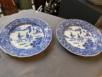 Paire de plats en porcelaine de Chine en bleu et blanc &agrave; d&eacute;cor d'une sc&egrave;ne du 'Xi Xiang Ji', Qianlong