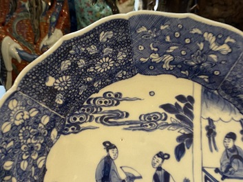 Paire de plats en porcelaine de Chine en bleu et blanc &agrave; d&eacute;cor d'une sc&egrave;ne du 'Xi Xiang Ji', Qianlong