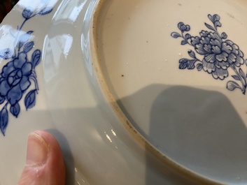 Paire de plats en porcelaine de Chine en bleu et blanc &agrave; d&eacute;cor d'une sc&egrave;ne du 'Xi Xiang Ji', Qianlong