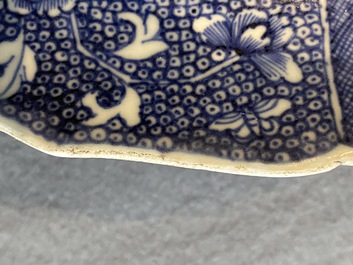 Paire de plats en porcelaine de Chine en bleu et blanc &agrave; d&eacute;cor d'une sc&egrave;ne du 'Xi Xiang Ji', Qianlong