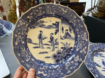 Paire de plats en porcelaine de Chine en bleu et blanc &agrave; d&eacute;cor d'une sc&egrave;ne du 'Xi Xiang Ji', Qianlong