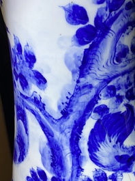 Exceptionnel grand vase en porcelaine Arita de Japon en bleu et blanc &agrave; d&eacute;cor de tigres, Meiji, 19&egrave;me