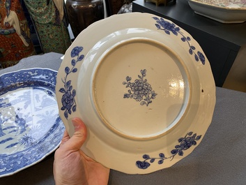 Paire de plats en porcelaine de Chine en bleu et blanc &agrave; d&eacute;cor d'une sc&egrave;ne du 'Xi Xiang Ji', Qianlong