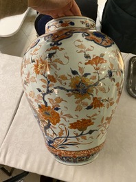 Een Chinese Imari-stijl vaas, Kangxi/Yongzheng