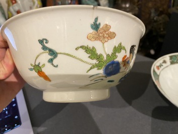 A pair of Chinese famille rose 'rooster' bowls and a famille verte bowl, 18/19th C.