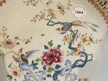 Plat en porcelaine de Chine famille rose &agrave; bordure ajour&eacute;e, Qianlong