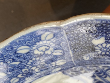 Paire de plats en porcelaine de Chine en bleu et blanc &agrave; d&eacute;cor d'une sc&egrave;ne du 'Xi Xiang Ji', Qianlong