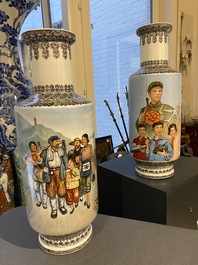 Deux vases de forme rouleau en porcelaine de Chine &agrave; d&eacute;cor de la R&eacute;volution Culturelle, sign&eacute;s Zhang Jian 章鑒 et dat&eacute;s 1968 et 1972