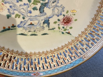 Plat en porcelaine de Chine famille rose &agrave; bordure ajour&eacute;e, Qianlong