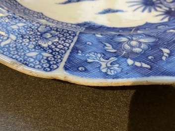 Paire de plats en porcelaine de Chine en bleu et blanc &agrave; d&eacute;cor d'une sc&egrave;ne du 'Xi Xiang Ji', Qianlong