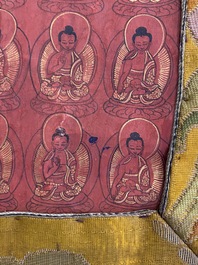 Thangka figurant Bouddha de M&eacute;decine ou Bhaishajyaguru entour&eacute; de Bouddhas Shakyamuni sur fond rouge, Tibet ou N&eacute;pal, 19/20&egrave;me