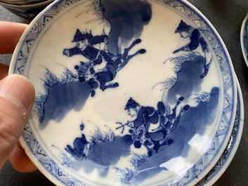 13 tasses et 10 soucoupes en porcelaine de Chine en bleu et blanc &agrave; d&eacute;cor d'une chasse aux lapins, marque de Qianlong, 19&egrave;me