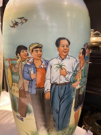 Drie Chinese vazen met Culturele Revolutie decor, gesigneerd Zhang Wenchao 章文超 en gedateerd 1967 en 1968